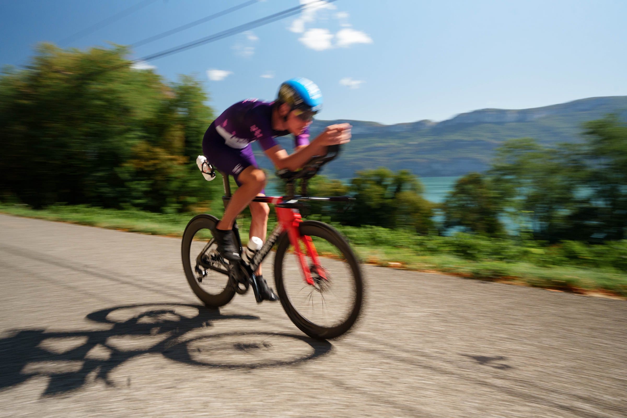 Un coureur SCTR en pleine accélération au bord du lac