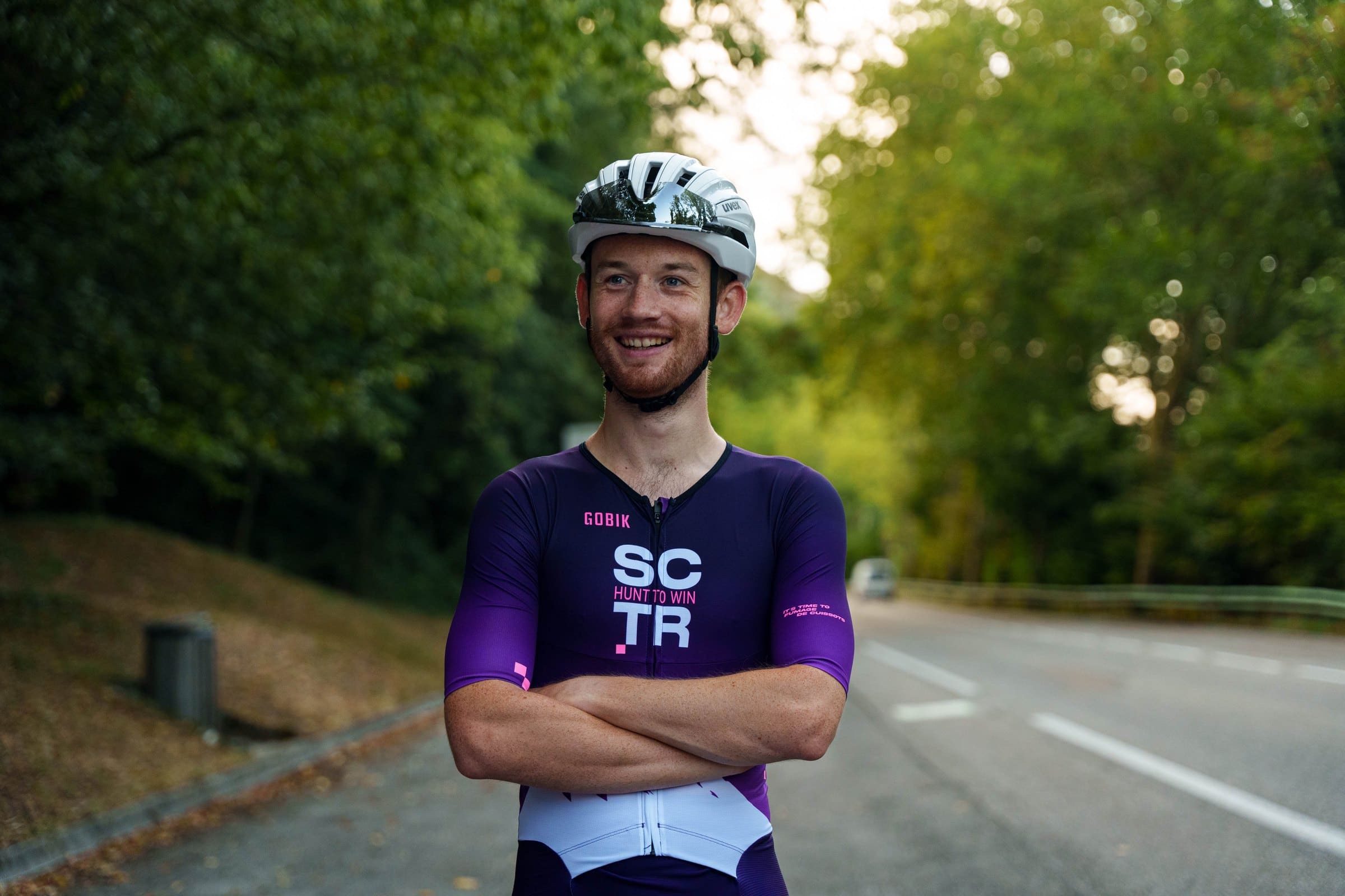Un coureur SCTR, bras croisés, le sourire aux lèvres